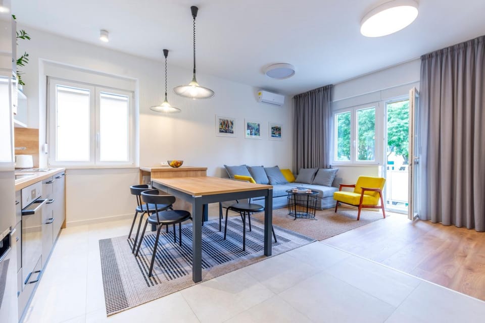 Kitchen or kitchenette, Living room, Seating area, Dining area