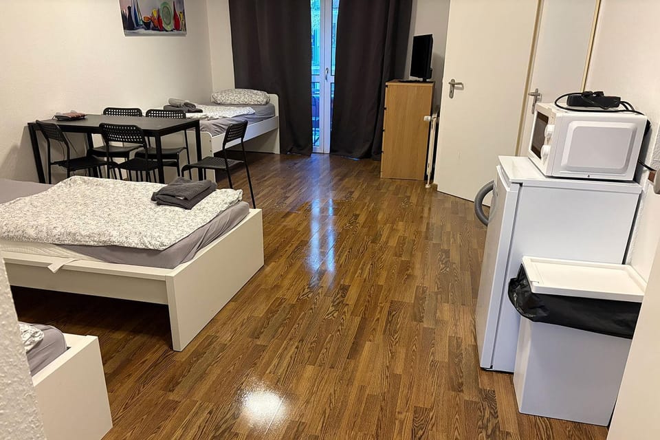 Bed, TV and multimedia, Photo of the whole room, Dining area, Bedroom