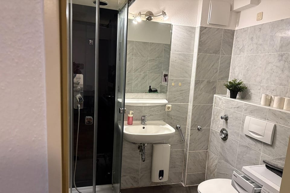 Shower, Toilet, Bathroom, towels