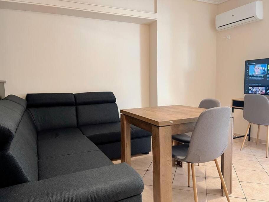 TV and multimedia, Living room, Seating area, Dining area, air conditioner