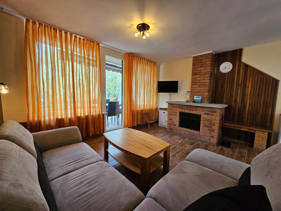 Communal lounge/ TV room, TV and multimedia, Living room, Seating area