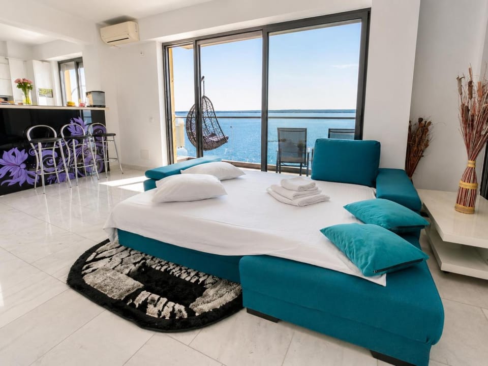 Bed, Natural landscape, Living room, Photo of the whole room, Seating area, Lake view, towels, air conditioner
