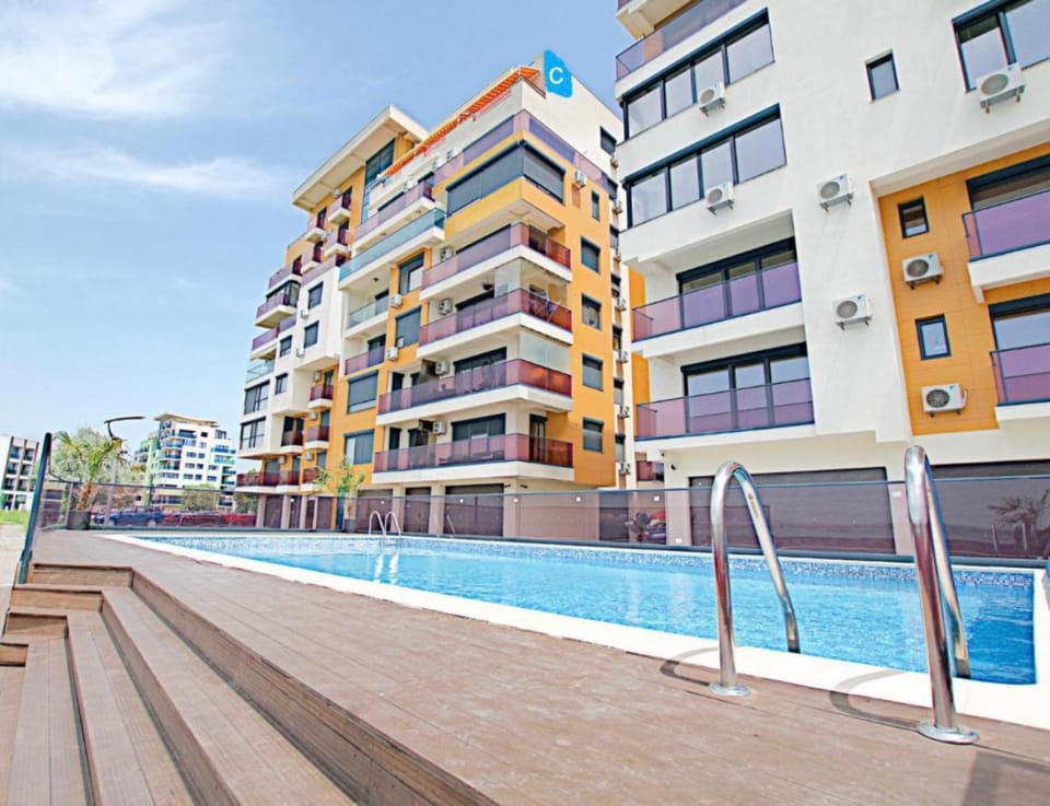 Property building, Day, Pool view, Swimming pool