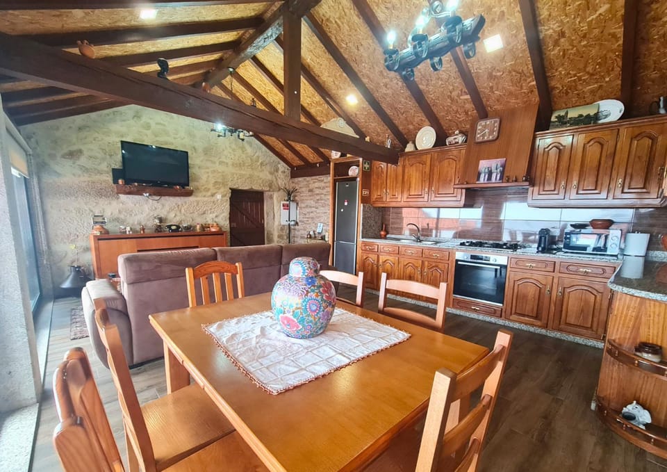 Communal lounge/ TV room, TV and multimedia, Kitchen or kitchenette, Living room, Dining area, oven, stove