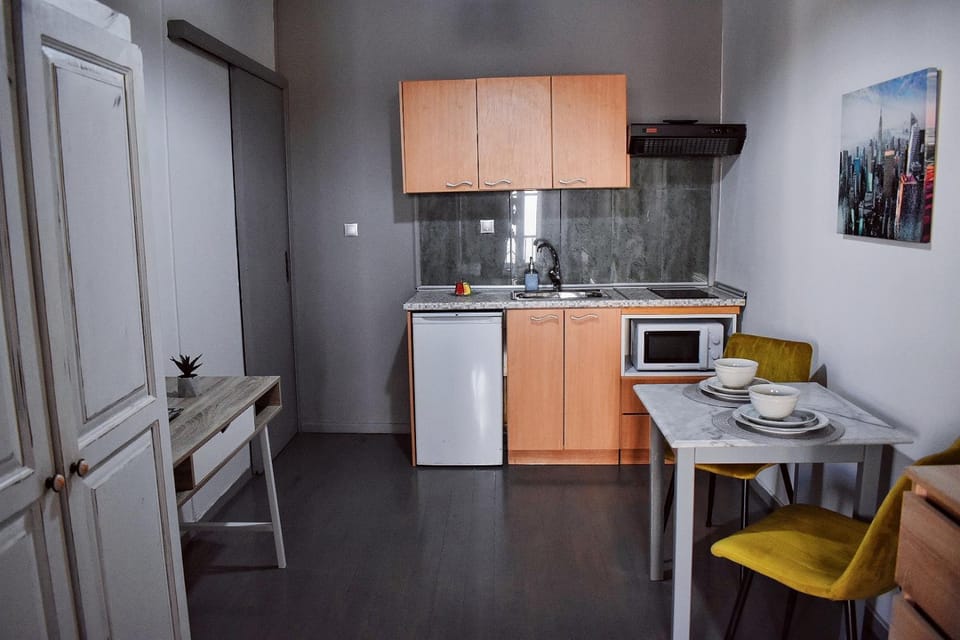 Kitchen or kitchenette, Dining area, stove