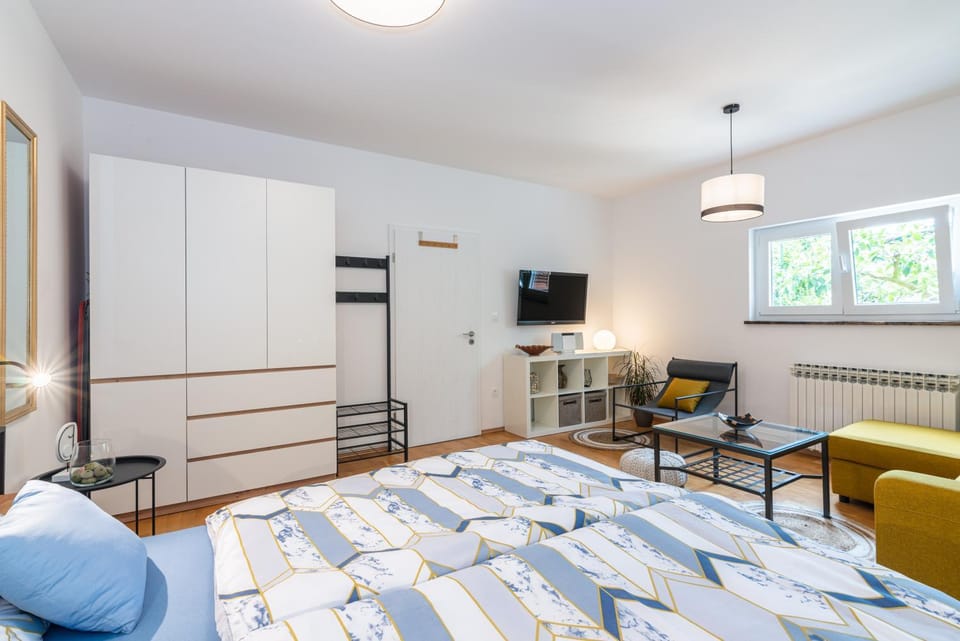 Bed, TV and multimedia, Seating area, wardrobe