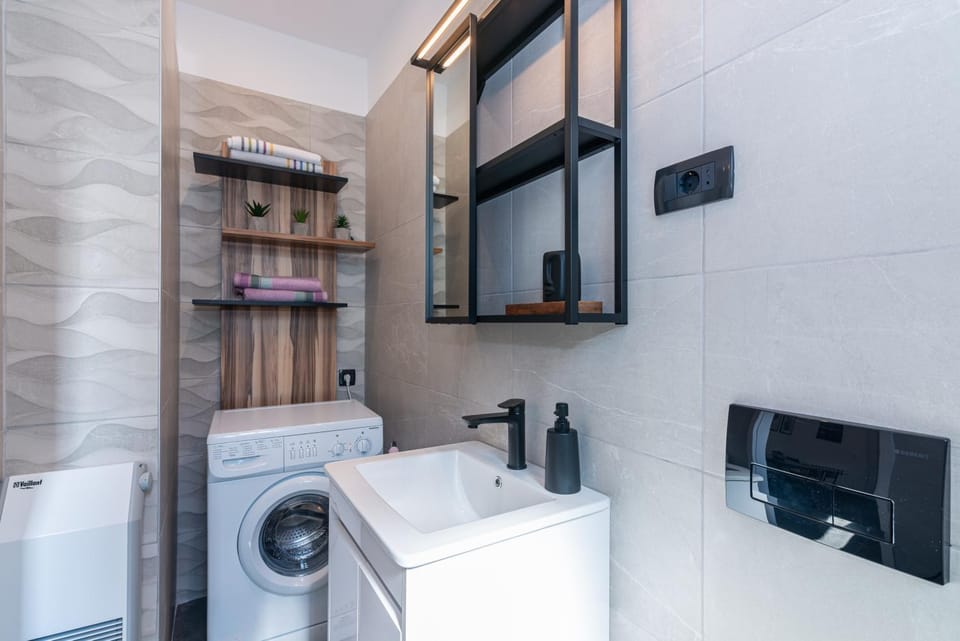 Bathroom, towels, washing machine