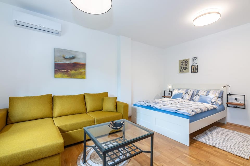 Bed, Seating area