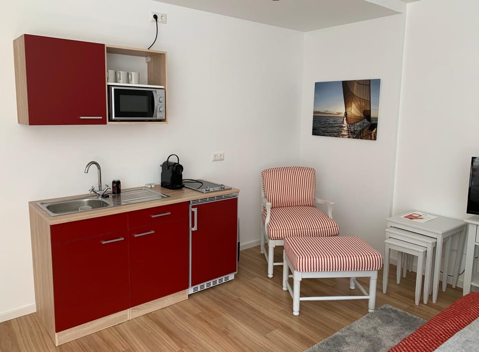 Coffee/tea facilities, Kitchen or kitchenette, Living room, Seating area, stove