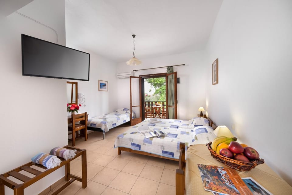 Property building, Bed, TV and multimedia, Photo of the whole room, Bedroom, towels