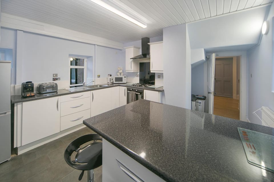 Coffee/tea facilities, Kitchen or kitchenette, microwave, oven, stove, toaster