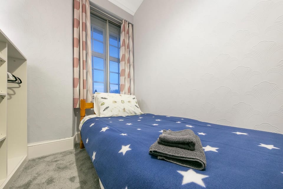 Bed, Bedroom, towels, wardrobe
