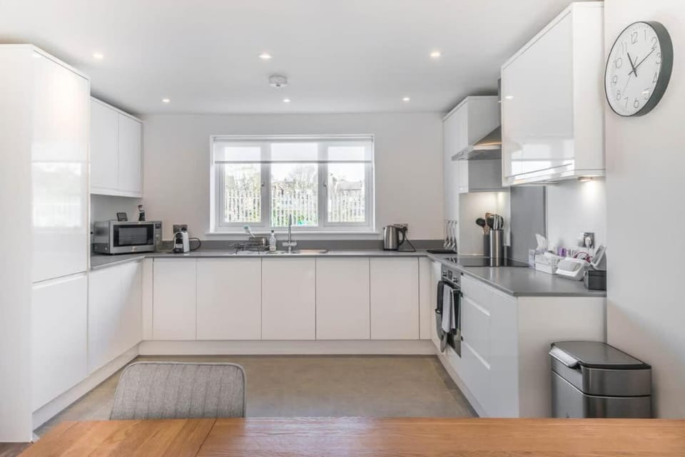 Beach Mews - Modern townhouse with patio and private parking House in Broadstairs