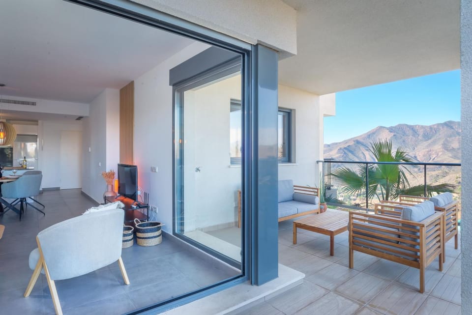 TV and multimedia, View (from property/room), Balcony/Terrace, Living room, Dining area, Mountain view