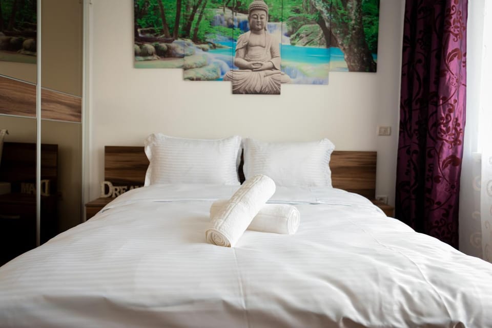 Bed, Photo of the whole room, Decorative detail, Bedroom, towels