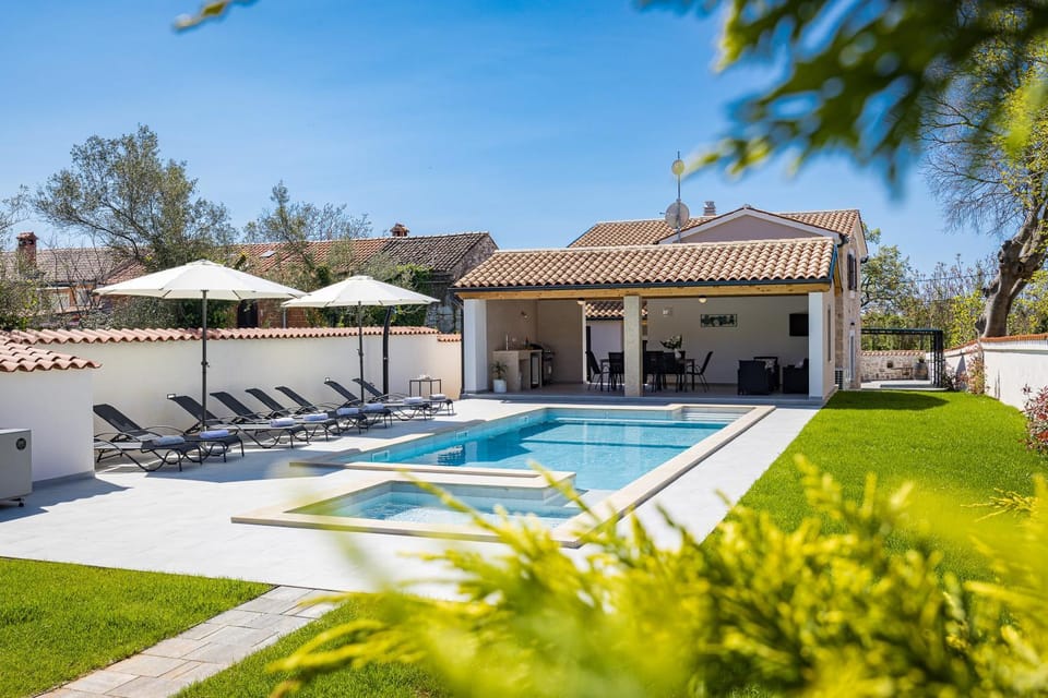 Property building, Patio, Spring, Garden, Garden view, Pool view, Swimming pool, sunbed