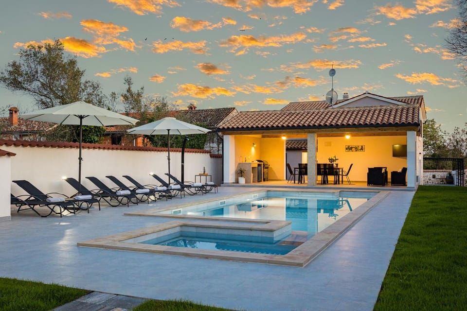 Property building, Patio, Day, Natural landscape, Pool view, Swimming pool, sunbed
