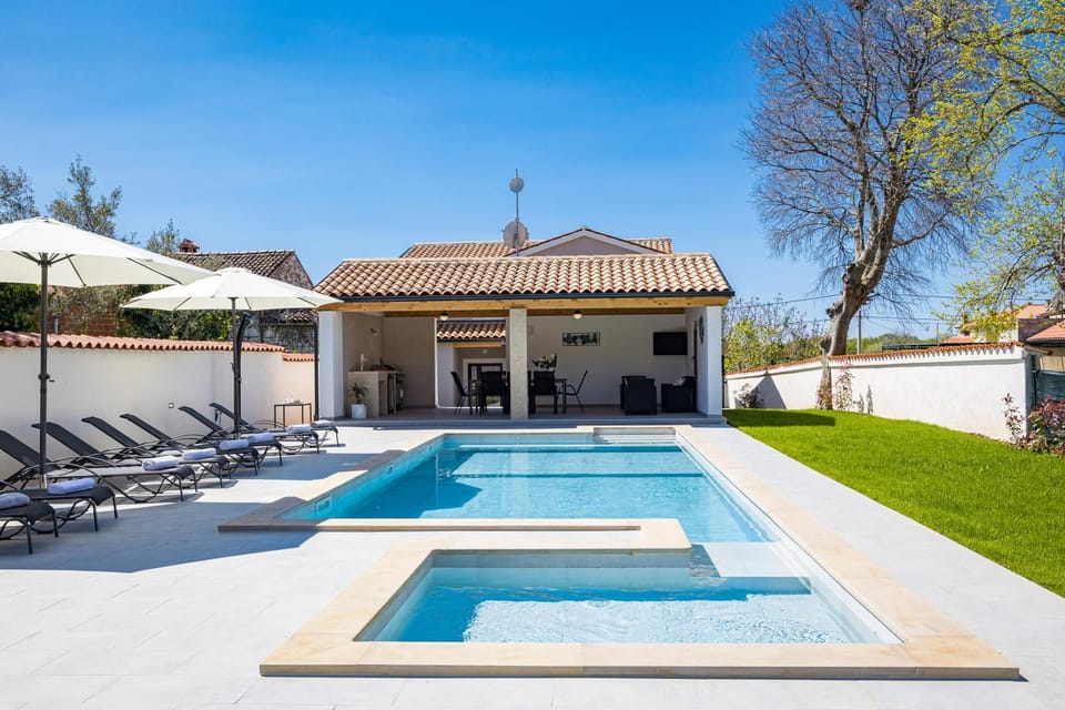 Property building, Patio, Day, Pool view, Swimming pool, sunbed