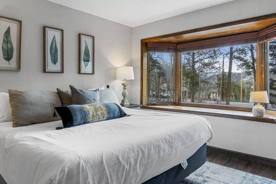 Peaceful 5BR Retreat with Hot Tub House in Breckenridge