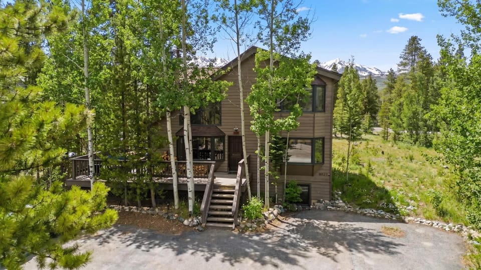 Peaceful 5BR Retreat with Hot Tub House in Breckenridge
