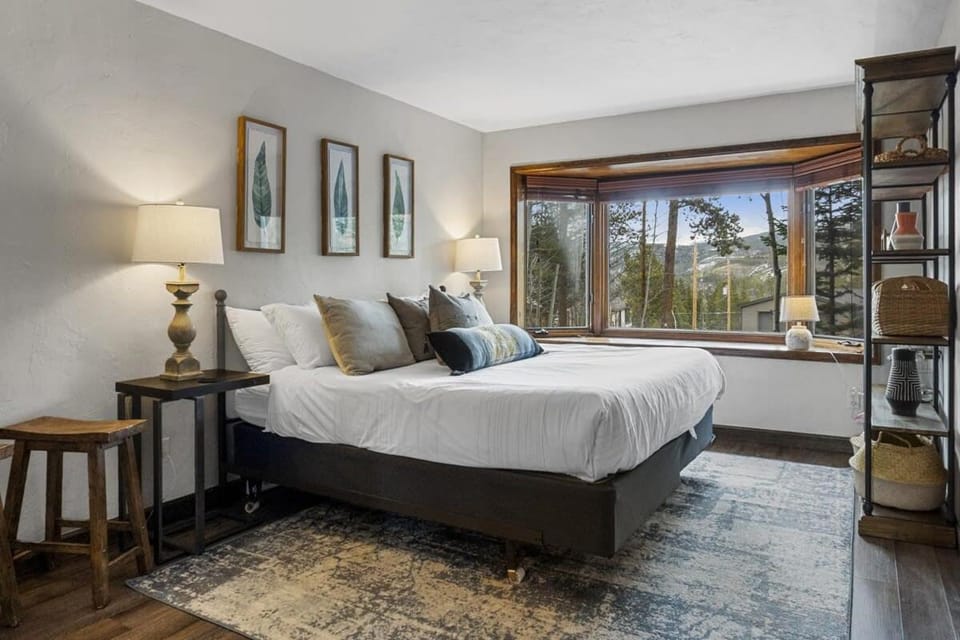 Peaceful 5BR Retreat with Hot Tub House in Breckenridge