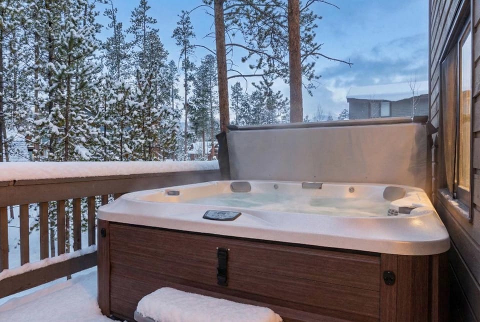 Peaceful 5BR Retreat with Hot Tub House in Breckenridge