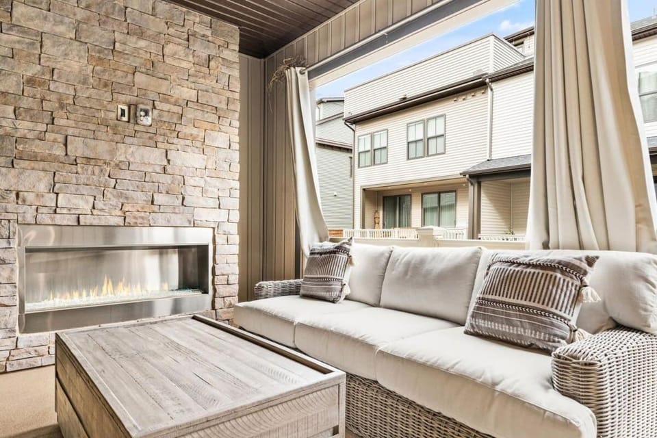 Ashburn 4-BR Homestay Close to Dulles & METRO House in Ashburn