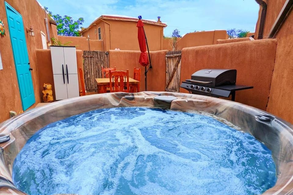 Enchanted Casita with Private Outdoor Hot Tub and Patio, Near Santa Fe Plaza, Sleeps 4 with free parking Apartment in Santa Fe