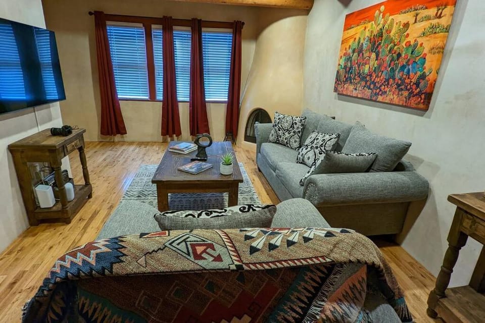 Enchanted Casita with Private Outdoor Hot Tub and Patio, Near Santa Fe Plaza, Sleeps 4 with free parking Apartment in Santa Fe