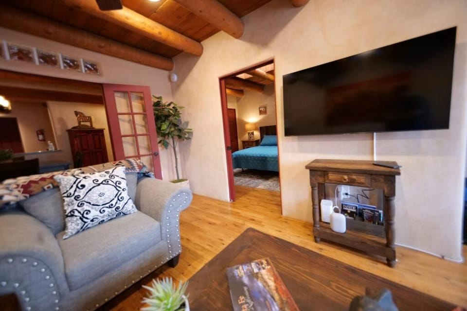 Enchanted Casita with Private Outdoor Hot Tub and Patio, Near Santa Fe Plaza, Sleeps 4 with free parking Apartment in Santa Fe