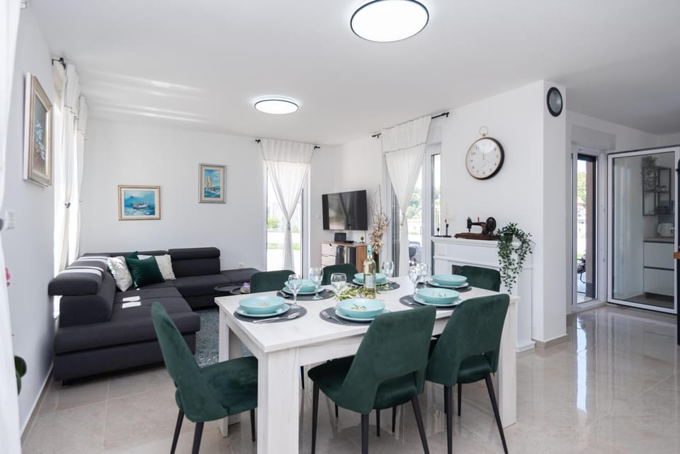 TV and multimedia, Living room, Seating area, Dining area