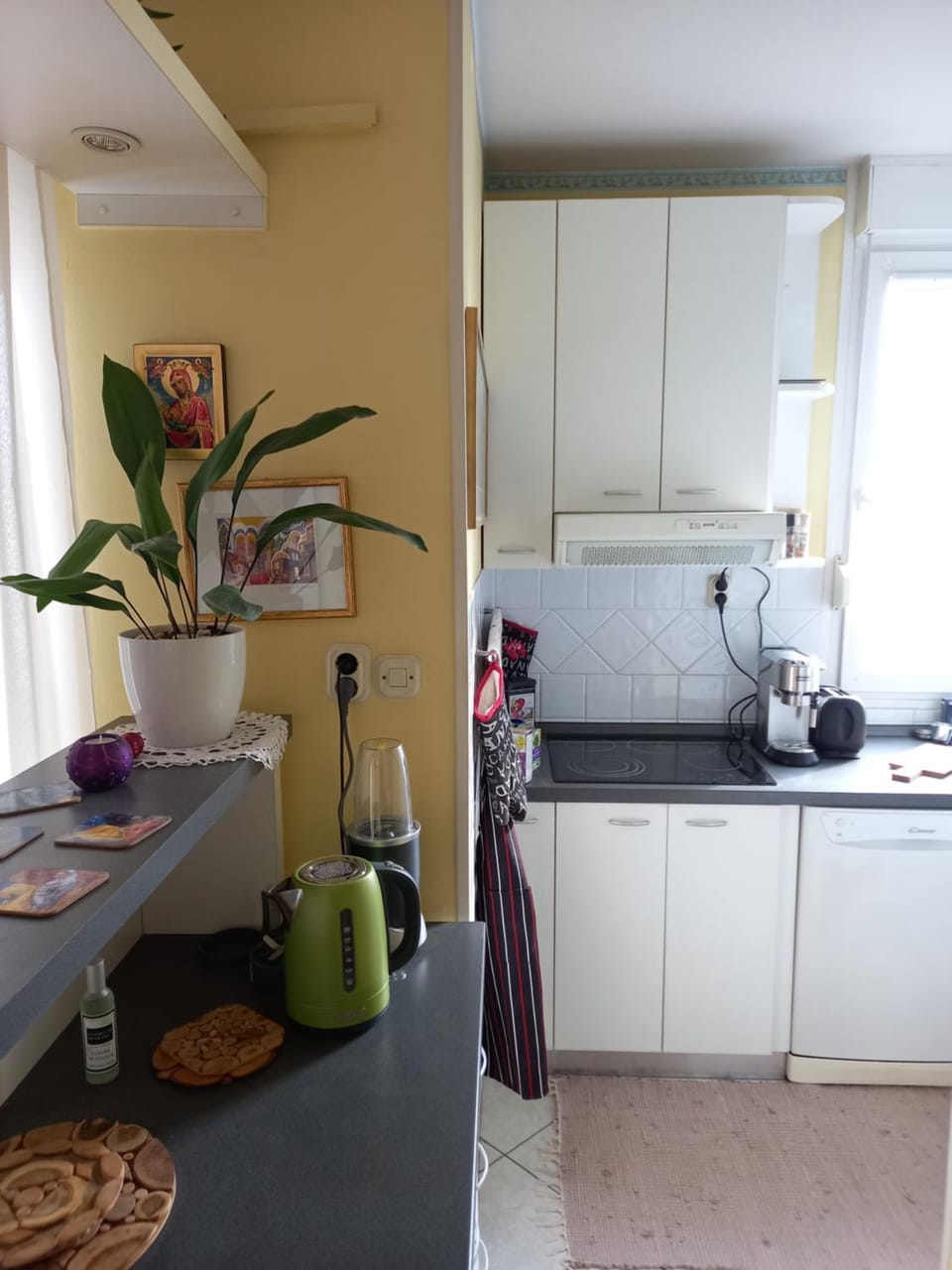 Coffee/tea facilities, stove