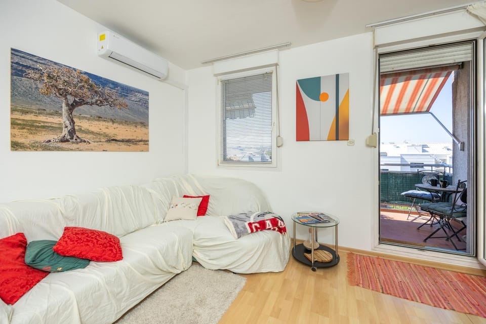 Balcony/Terrace, Seating area, air conditioner