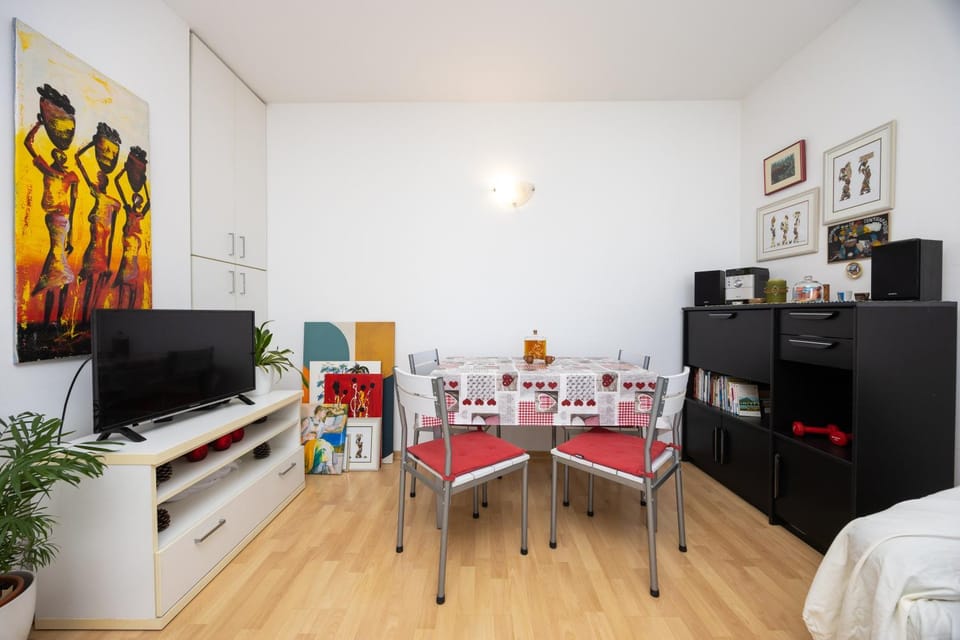 Library, TV and multimedia, Decorative detail, Dining area, minibar