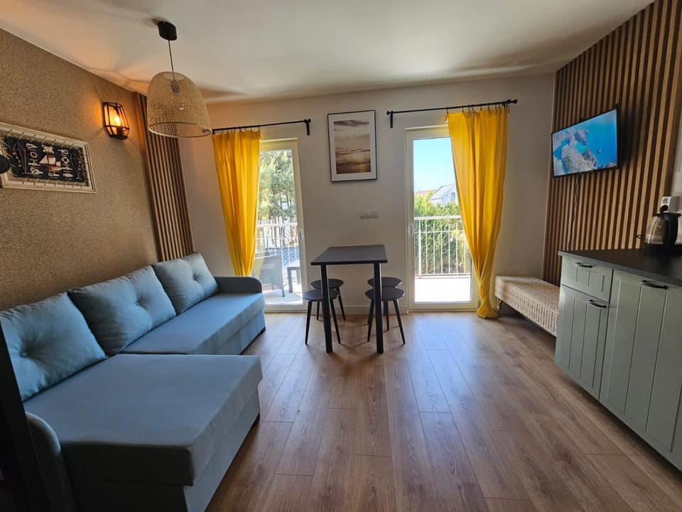 TV and multimedia, Kitchen or kitchenette, Living room, Seating area, Dining area
