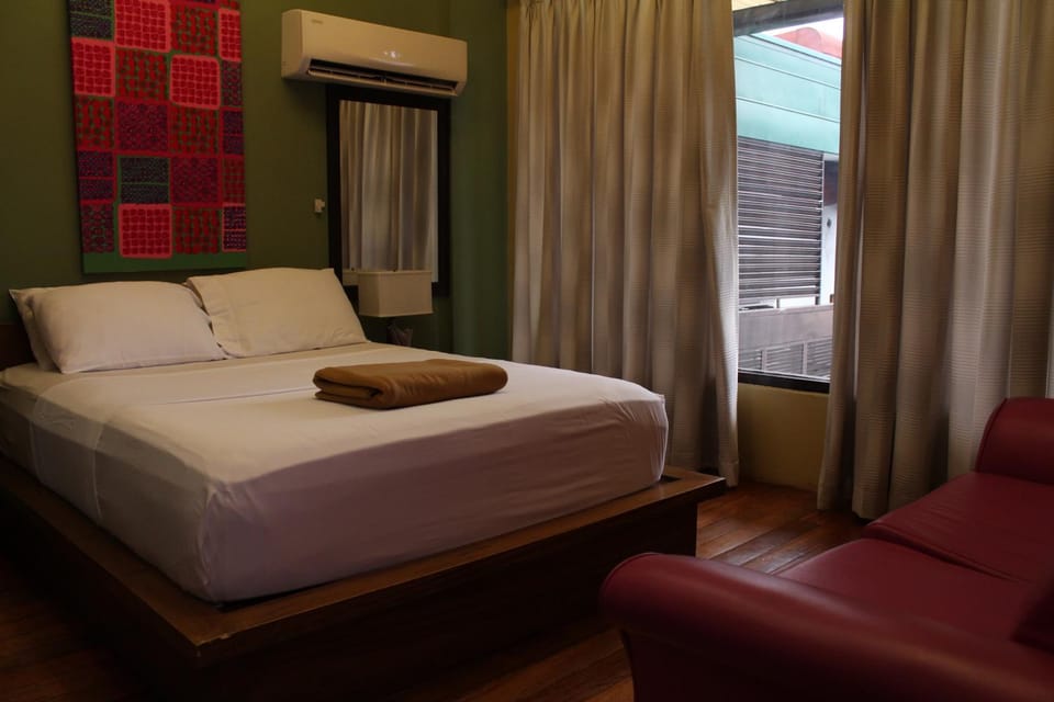 Purple Tree Bed & Breakfast Bed and Breakfast in Muntinlupa