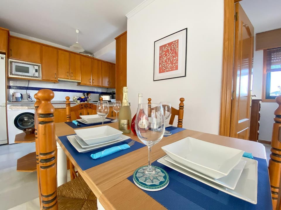 Kitchen or kitchenette, Dining area, minibar