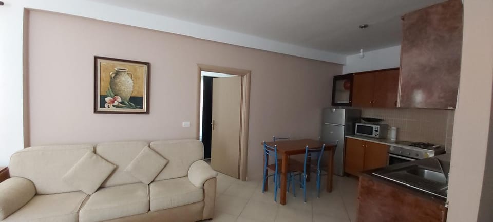 Kitchen or kitchenette, Living room, Seating area, Dining area