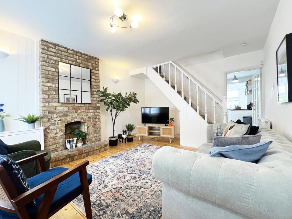 BEAUTIFUL WINDSOR COTTAGE, AMAZING LOCATION, The Castle, Ascot, Legoland, Free Parking Super Close House in Windsor