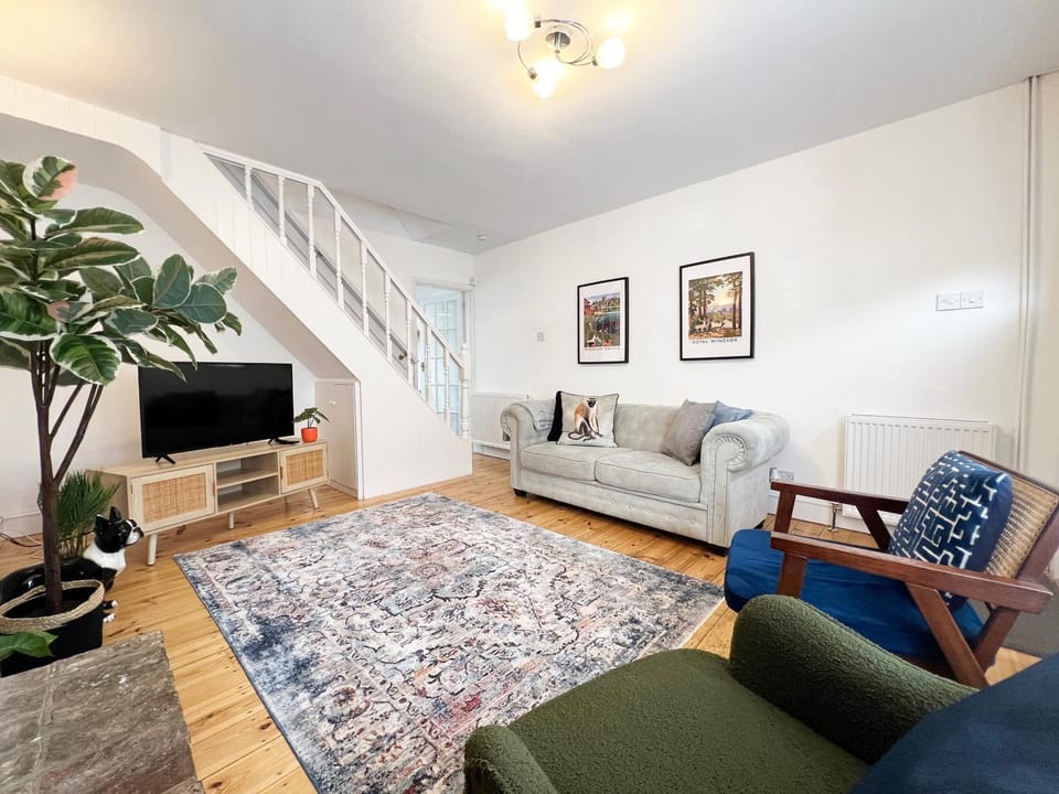 BEAUTIFUL WINDSOR COTTAGE, AMAZING LOCATION, The Castle, Ascot, Legoland, Free Parking Super Close House in Windsor