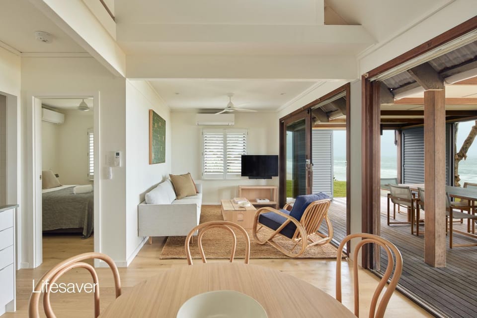 Communal lounge/ TV room, TV and multimedia, Living room, Seating area, Dining area, Evening entertainment, air conditioner