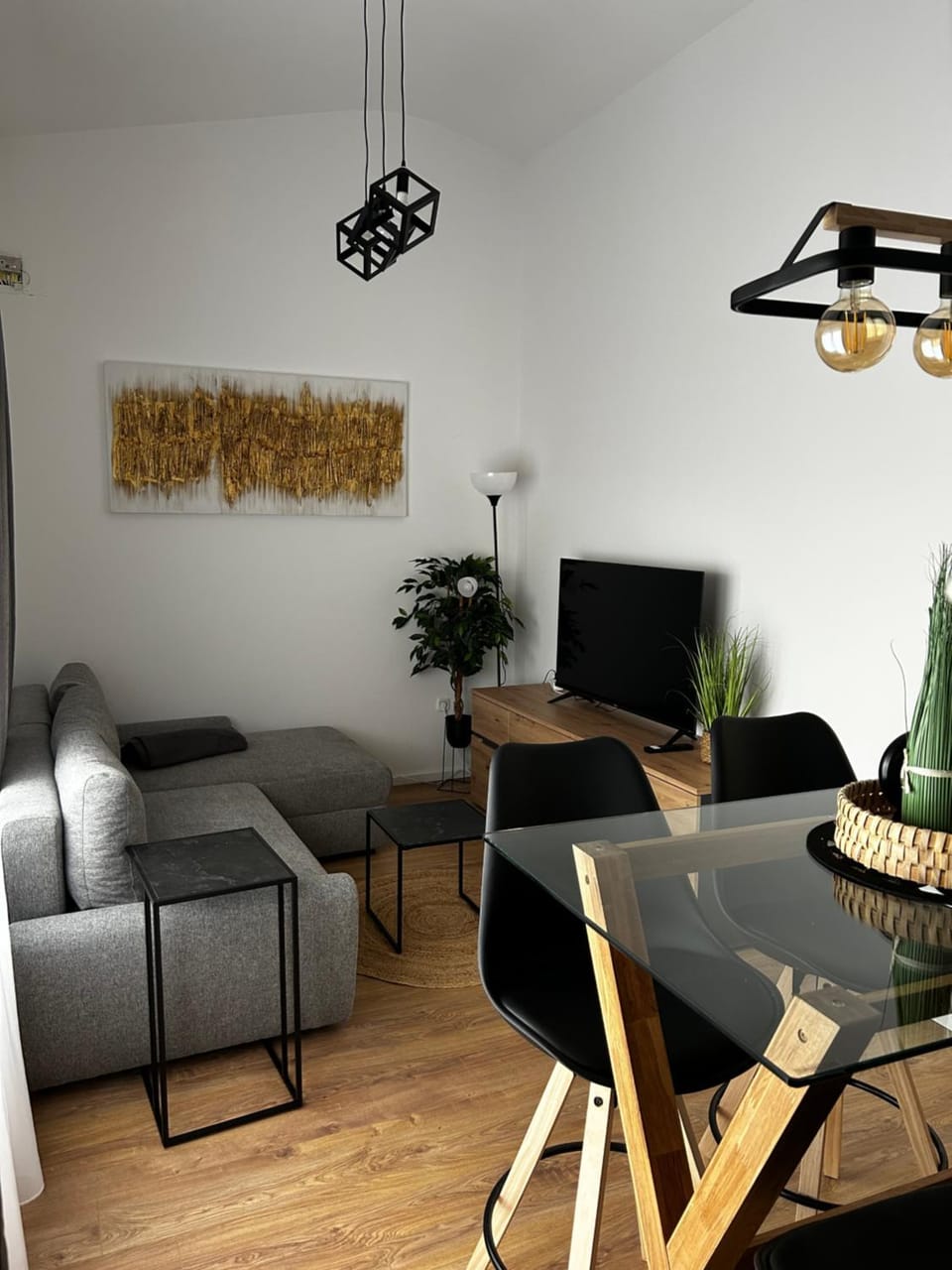 Communal lounge/ TV room, TV and multimedia, Living room, Seating area, Dining area