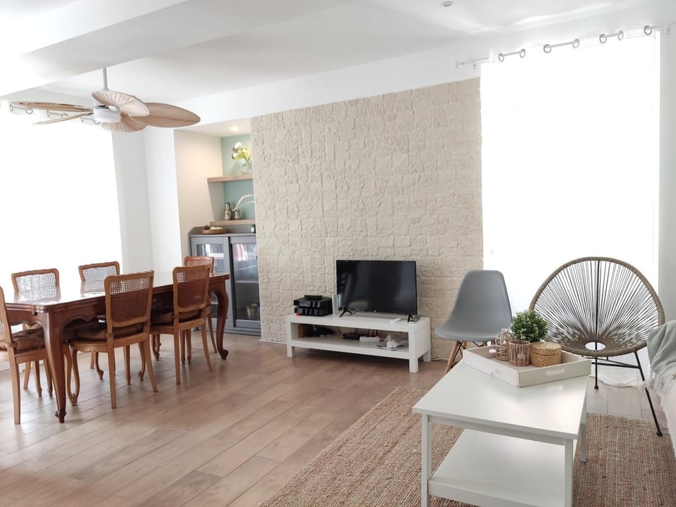 TV and multimedia, Dining area, fireplace