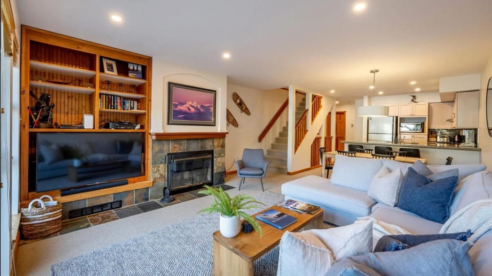 TV and multimedia, Living room, Seating area, fireplace