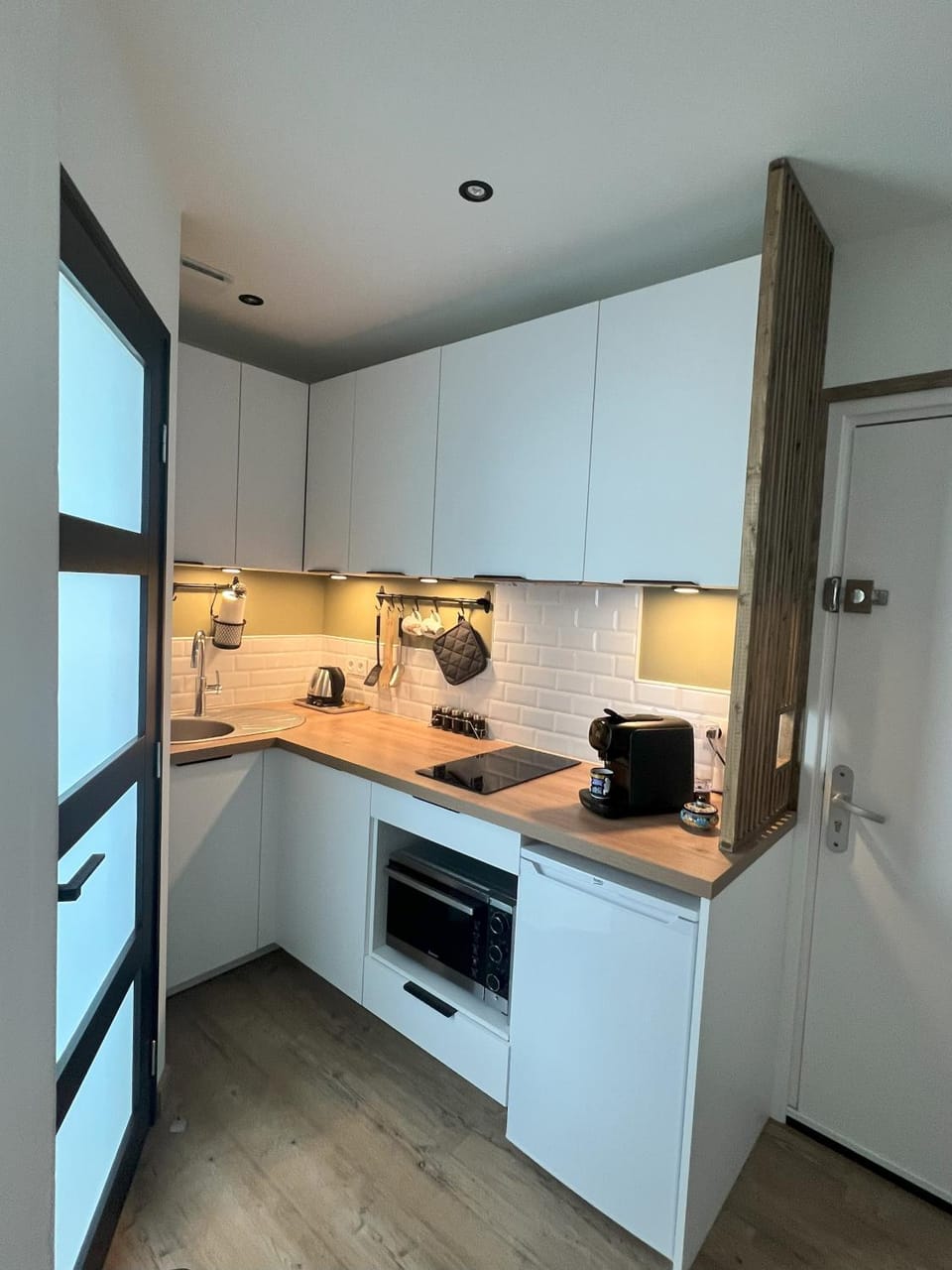 Coffee/tea facilities, Kitchen or kitchenette, stove, toaster