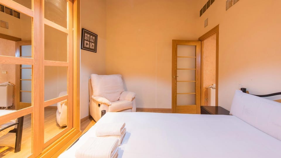 Bed, Photo of the whole room, Bedroom
