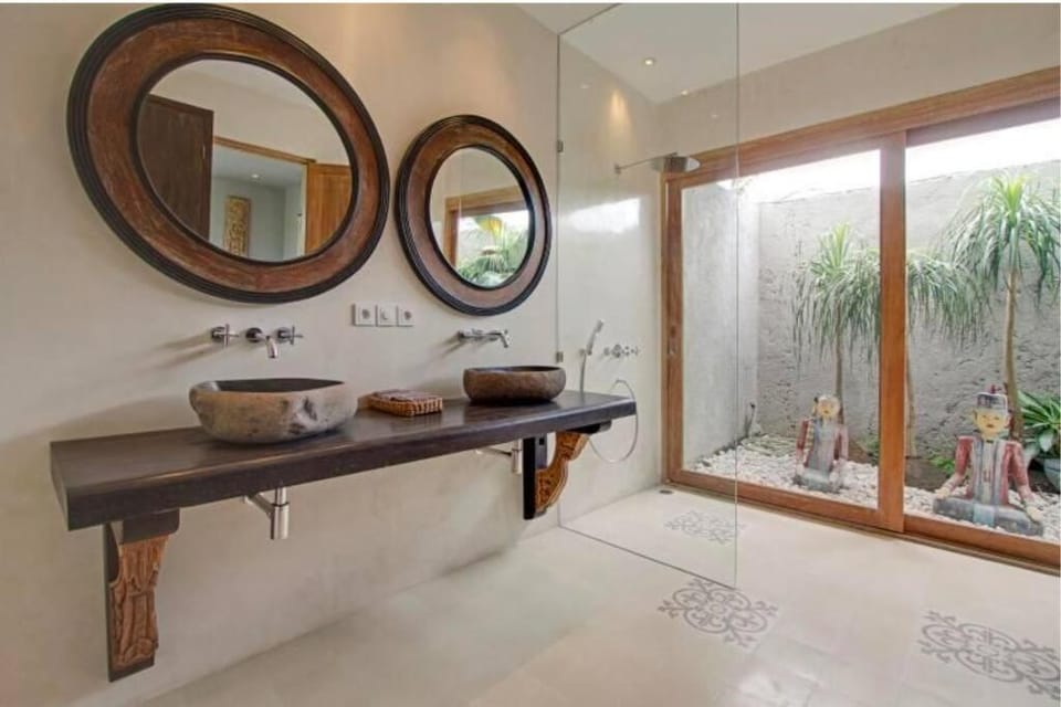 Villa Louwie in Canggu - 5 bedroom with ensuite Villa in North Kuta