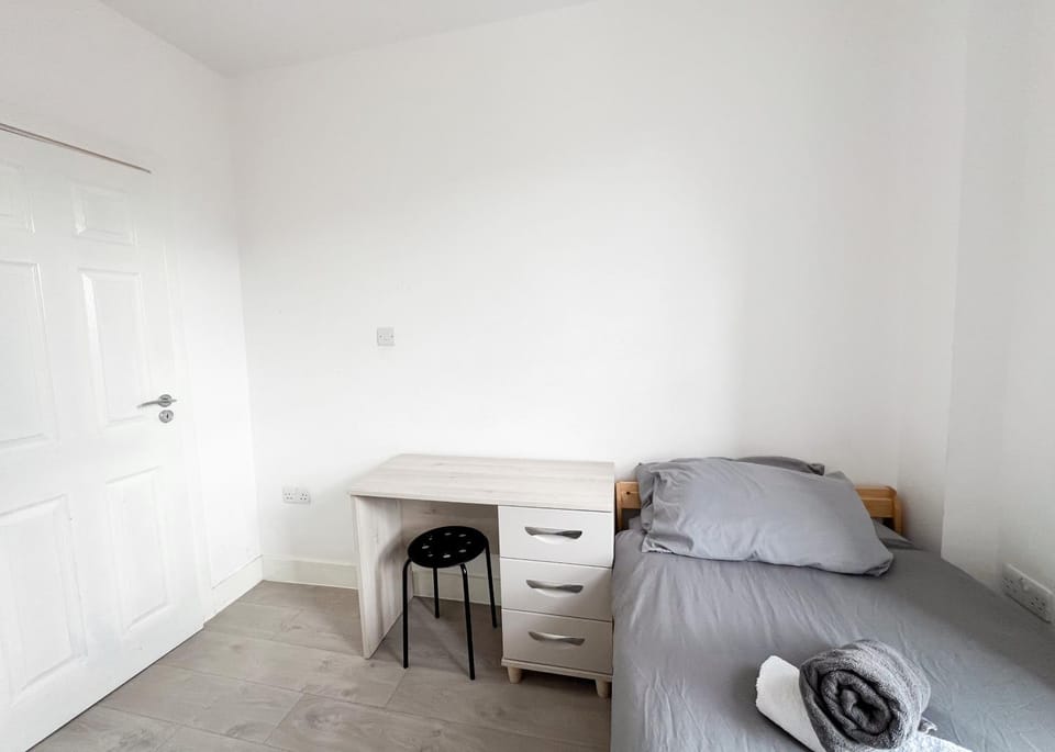 Modern 4 Bed En-suite House in Leeds - Free parking Apartment in Leeds