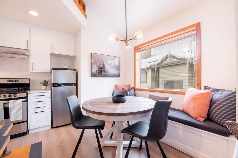 Seating area, Dining area, pet friendly, stove