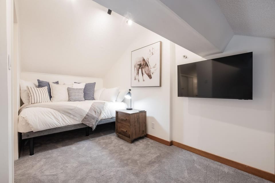 Bed, TV and multimedia, Bedroom